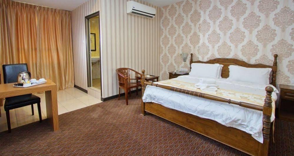 Hotel Tebrau Ct Johor Bahru Exterior foto